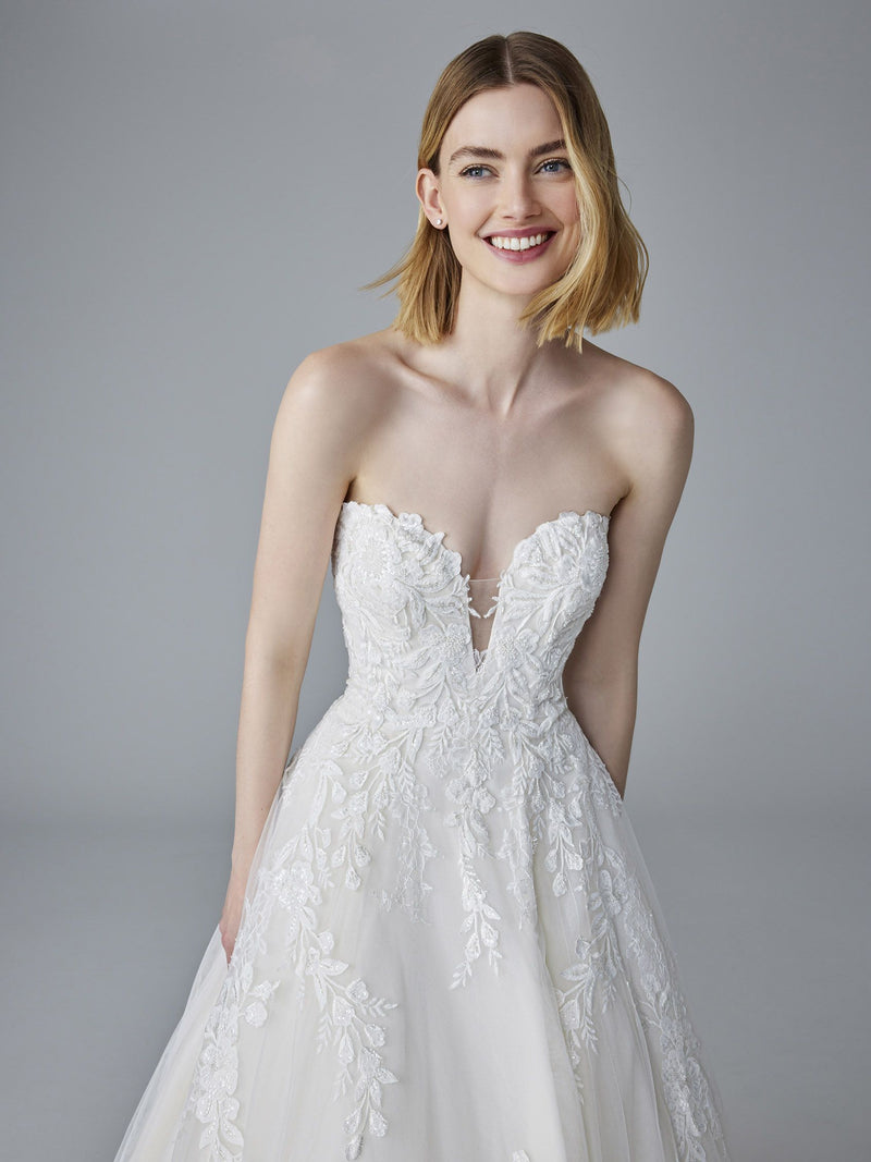 pronovias remi  wedding dress with sweetheart neckline