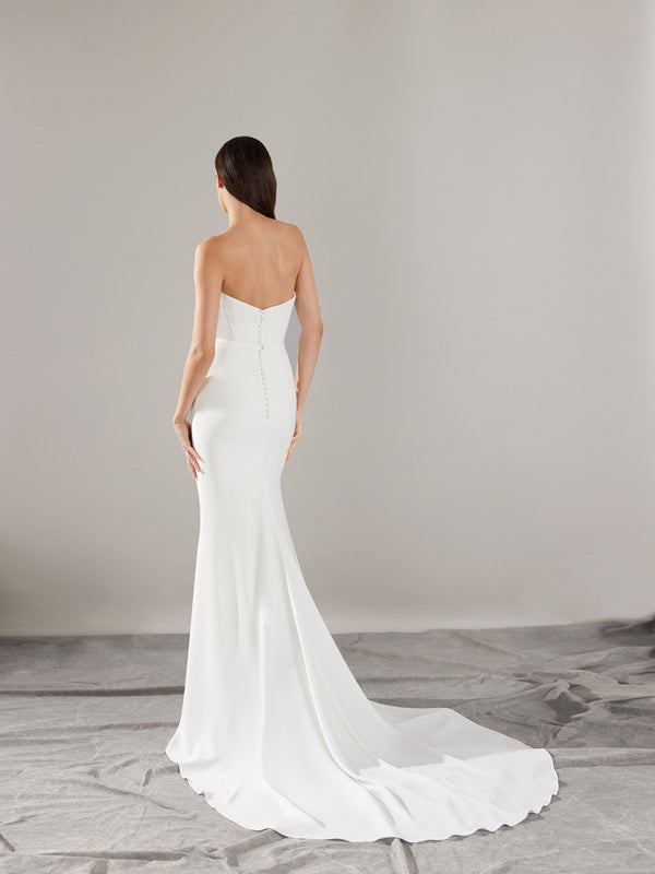 Mermaid wedding dress in crepe with a sweetheart neckline