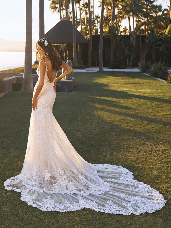 Mermaid wedding dress with V-neck beutiful train